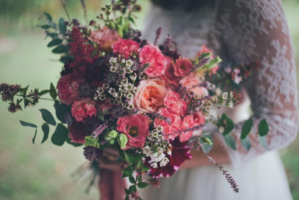 un beau bouquet de mariage avec des roses naturelles