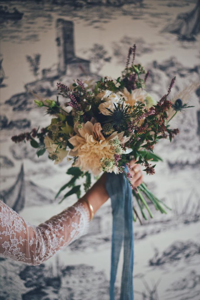 habiller vos bouquet de mariée avec un ruban de soie